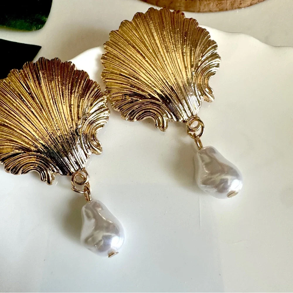 2/$30🌵 Gold Shell Earrings Faux Pearl Beach Seashell Ocean Coastal Vacation NEW